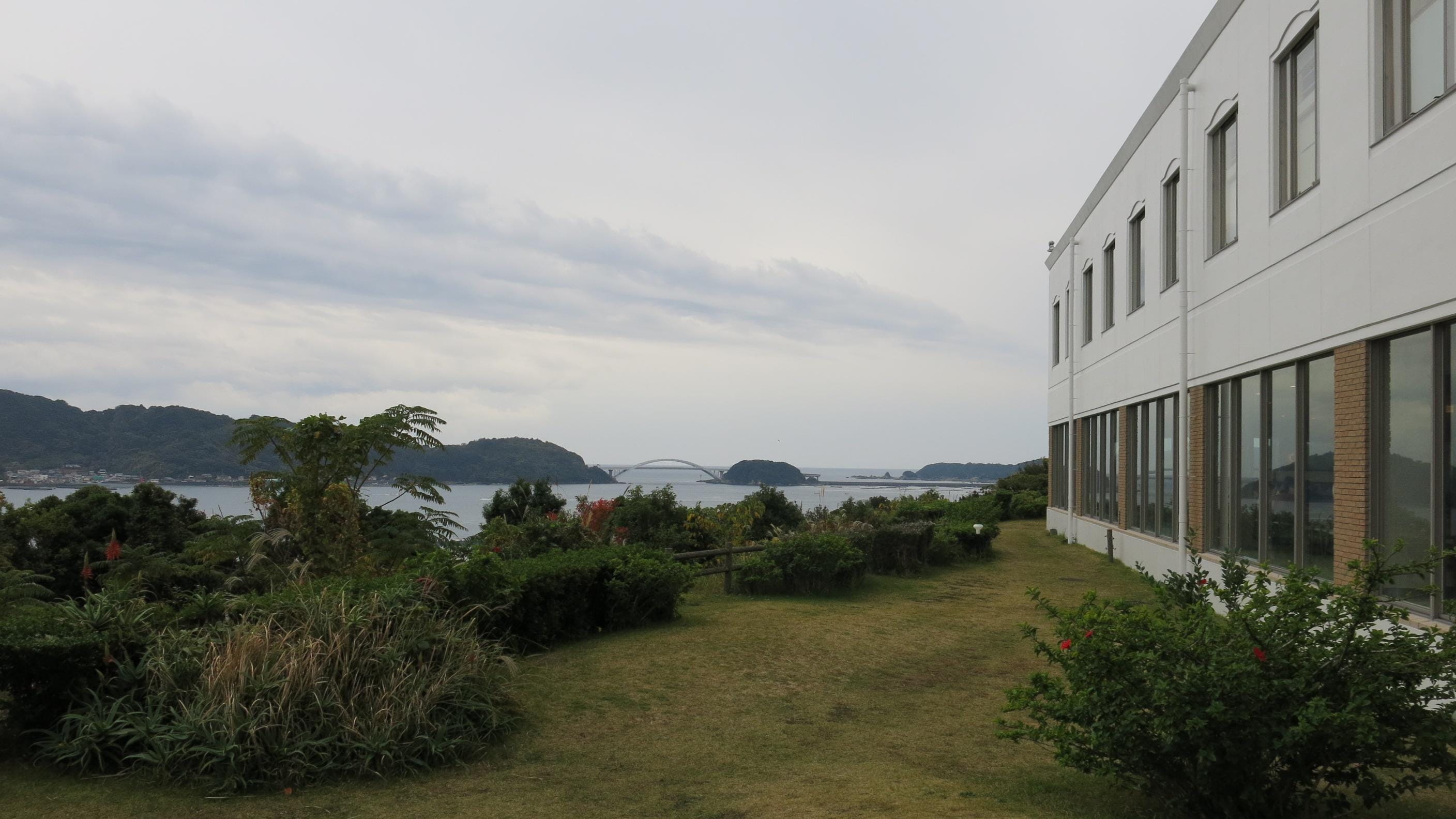 ホテルは、海を眺める高台にあり、朝の眺望はよかった。