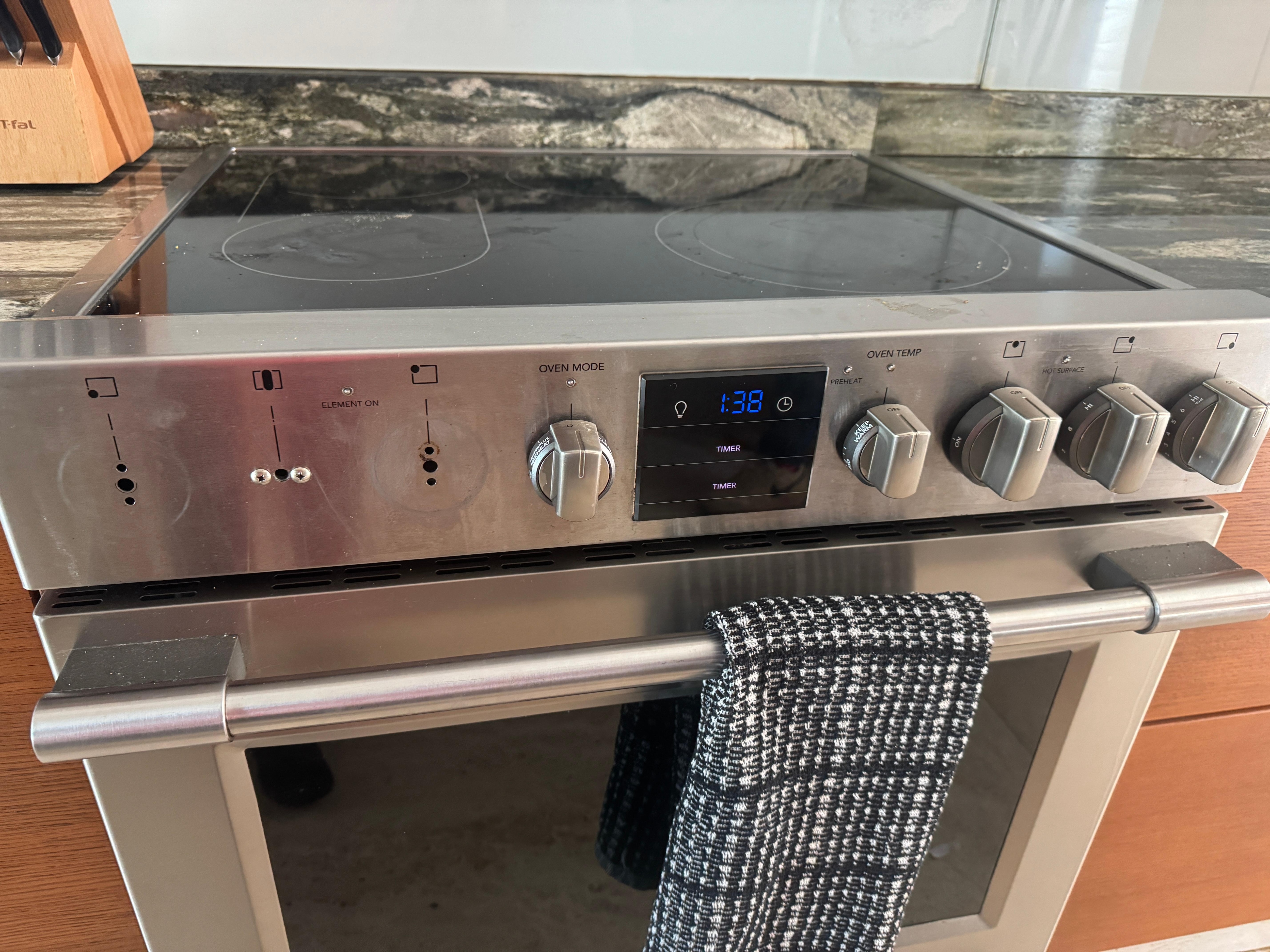 Missing knobs on stove so we couldn’t use that whole side.