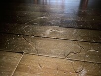 sur le plancher autour du lit