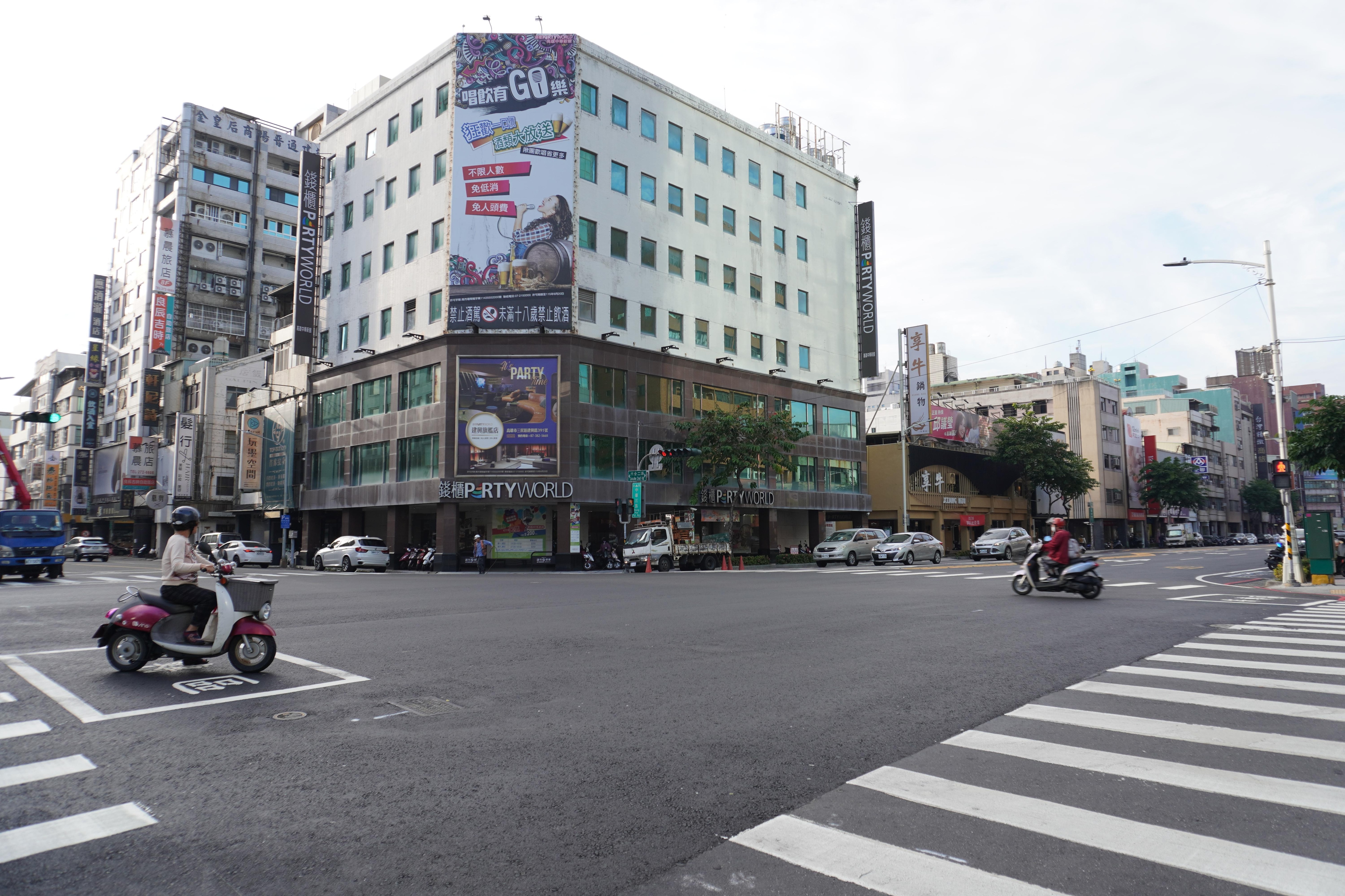 ホテルからすぐの交差点、かなり賑やか