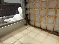 Teils schimmelige Silikonnaht