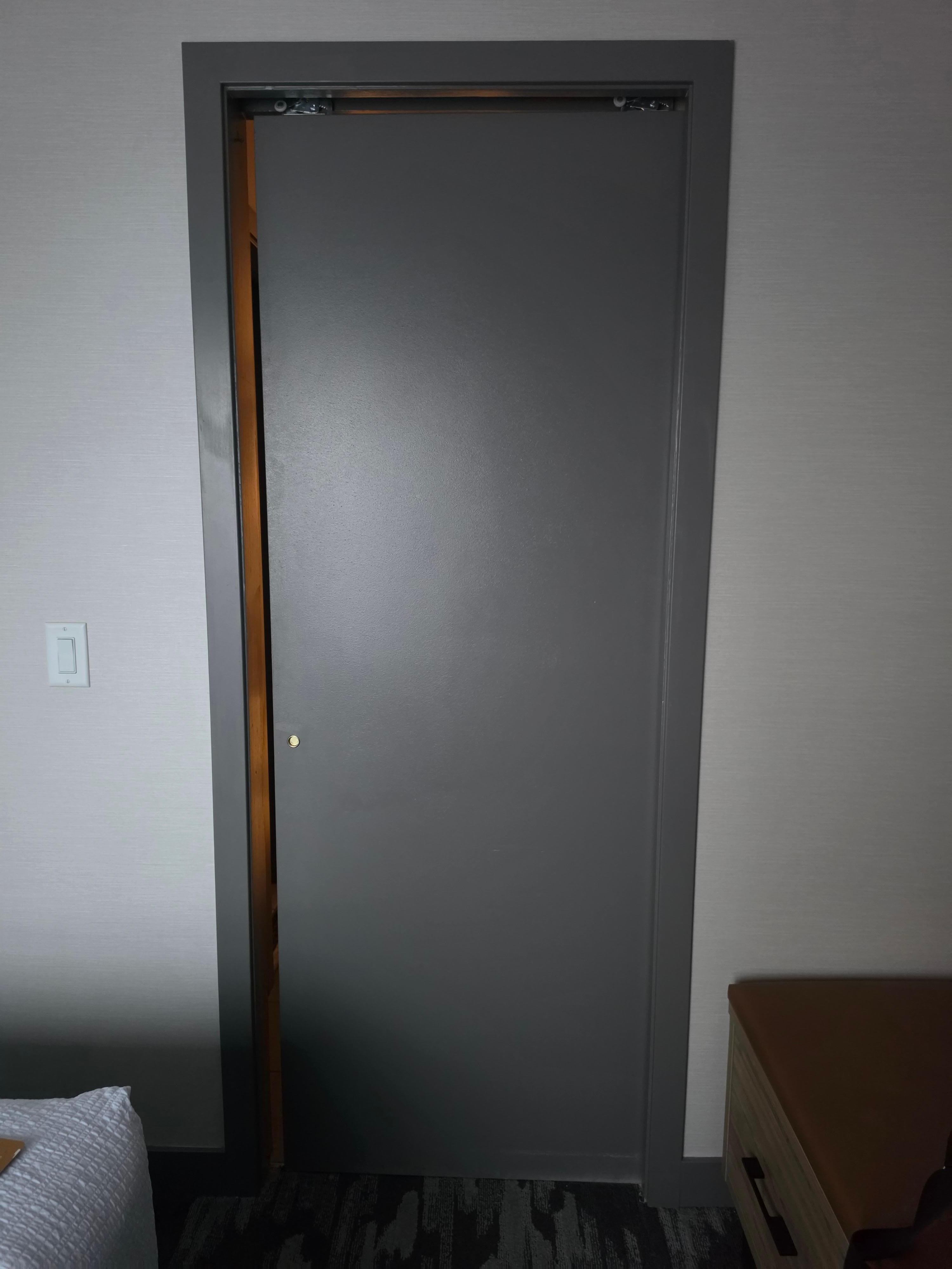 This was the door that I closed and got stuck in the bedroom.