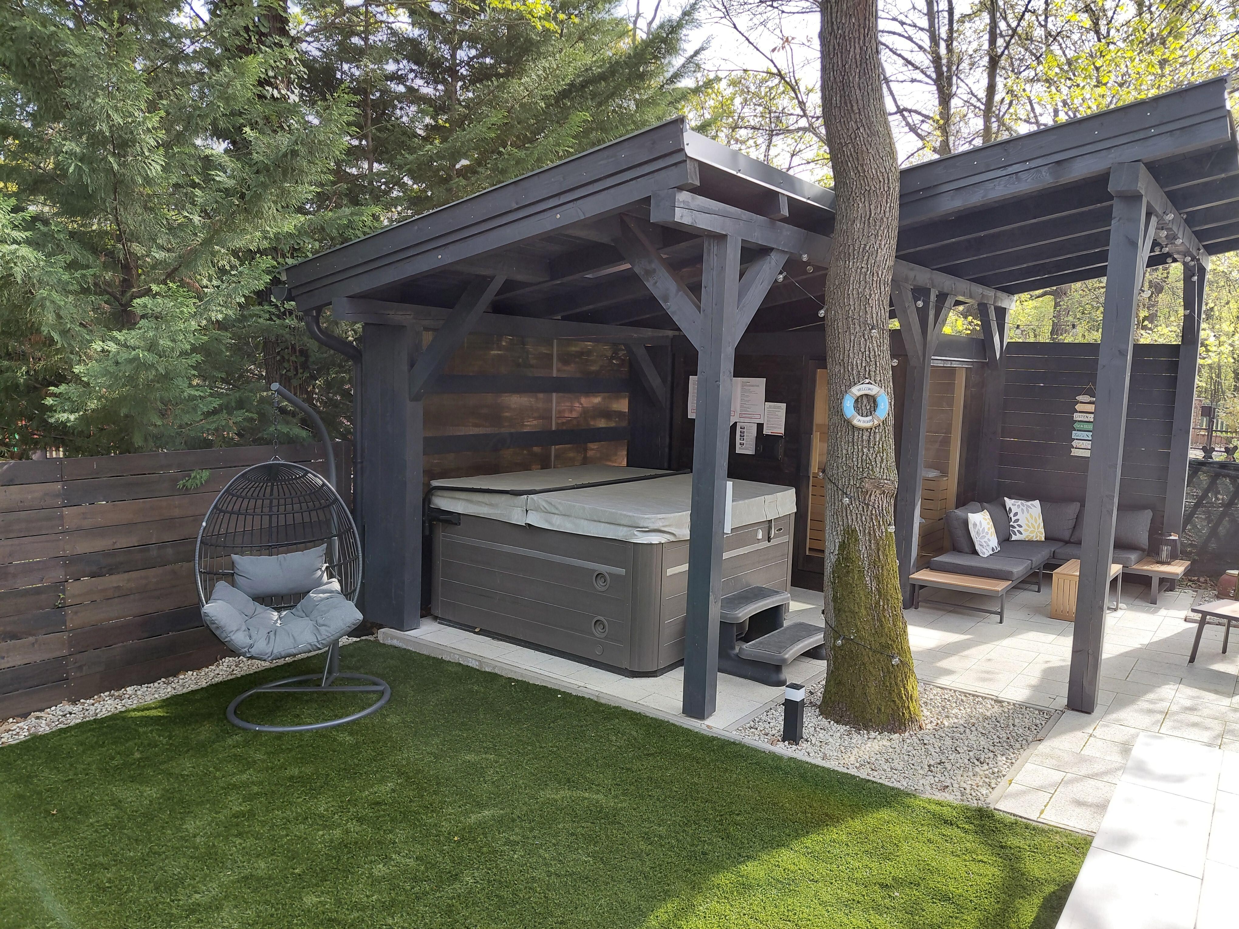 Whirlpool und Sauna draußen