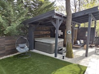 Whirlpool und Sauna draußen