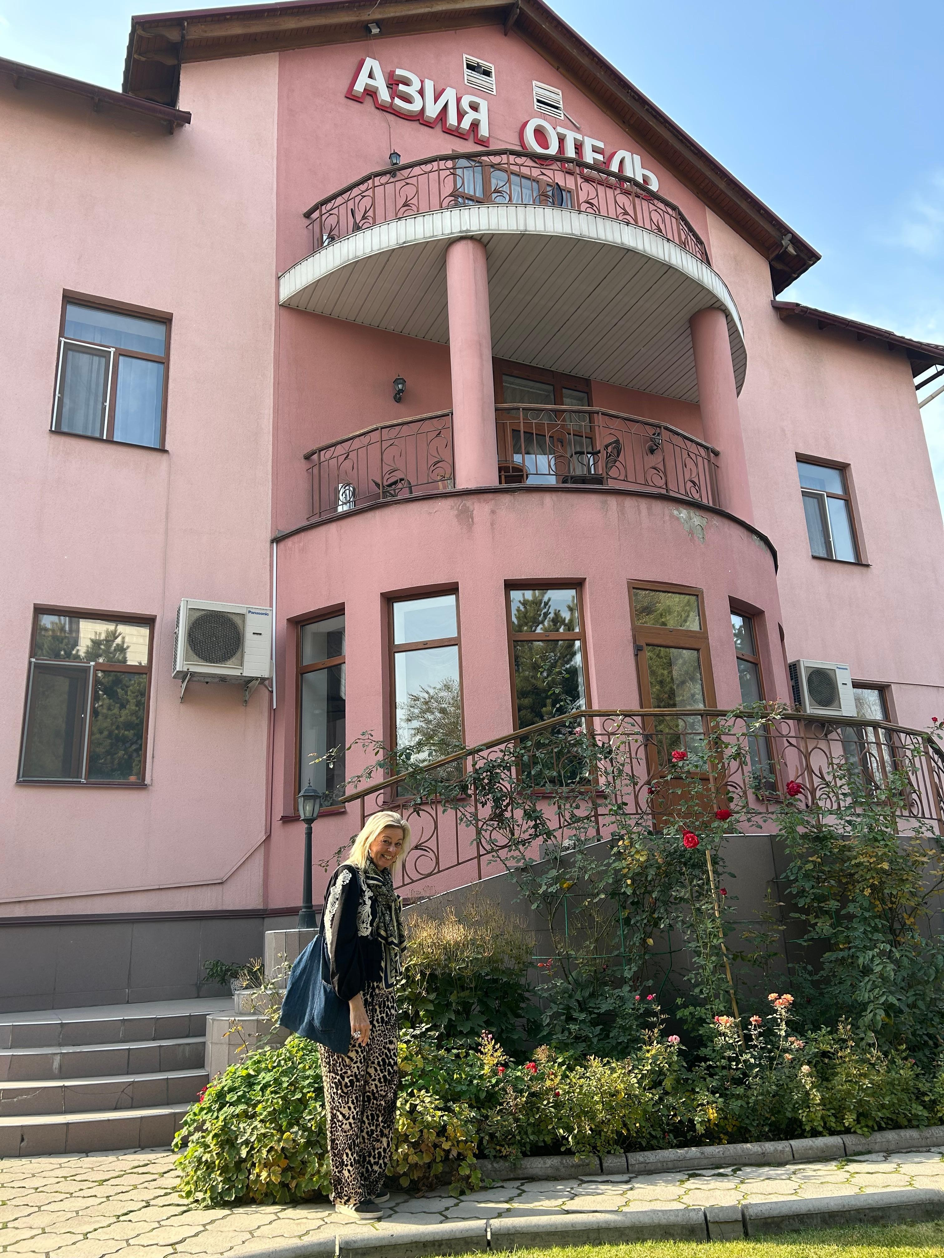 Fin lille have bagved hotellet. Der kan ryges fra balkon på første sal.