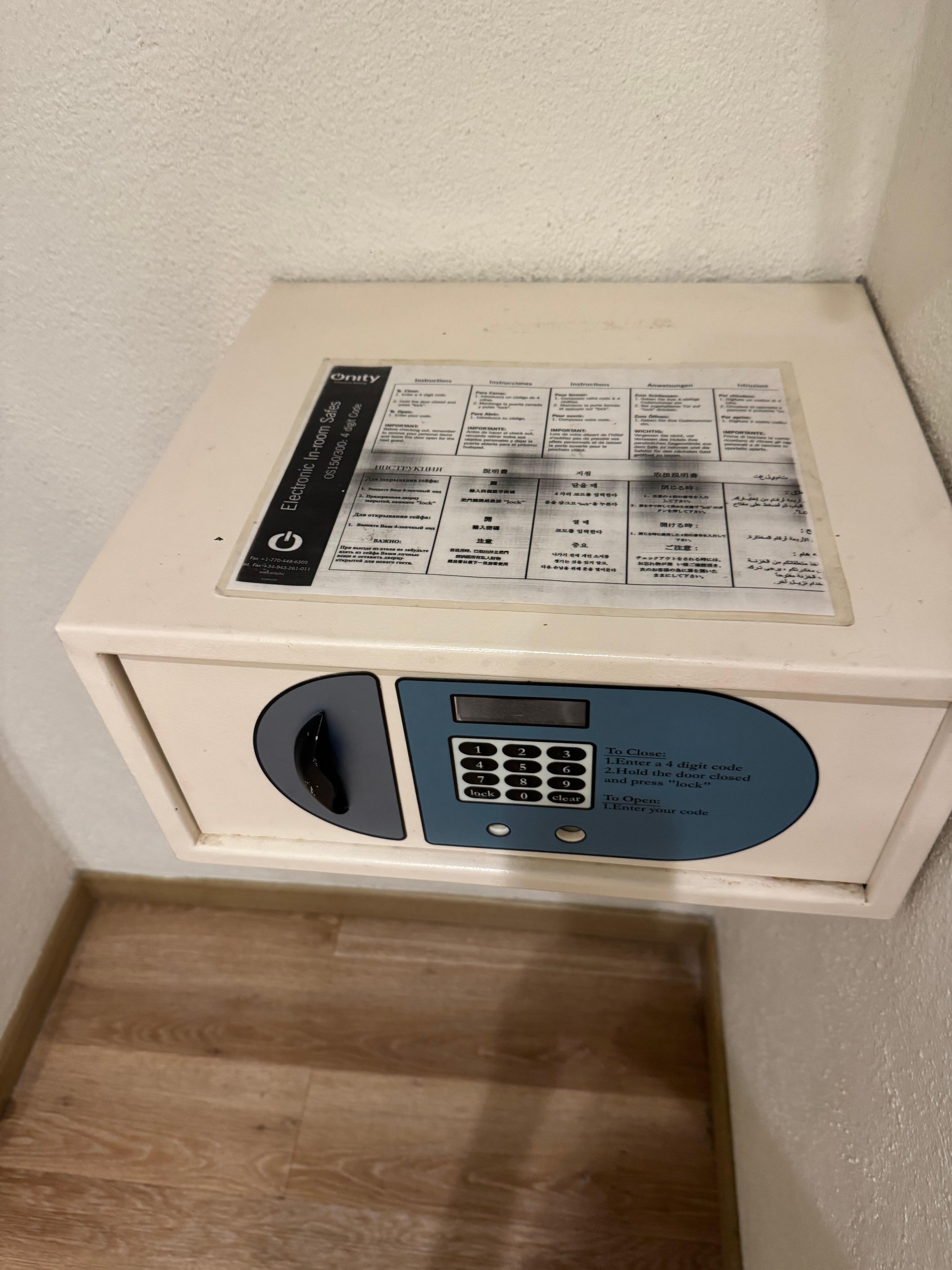 Caja cerrada, vieja, instrucciones mal fotocopiadas.