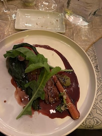 Agneau, purée de chou, topinambours, bette à carde, pois mange tout.