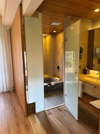 浴室內有泡湯池