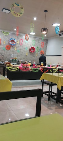 Área do café da manhã em temática verão