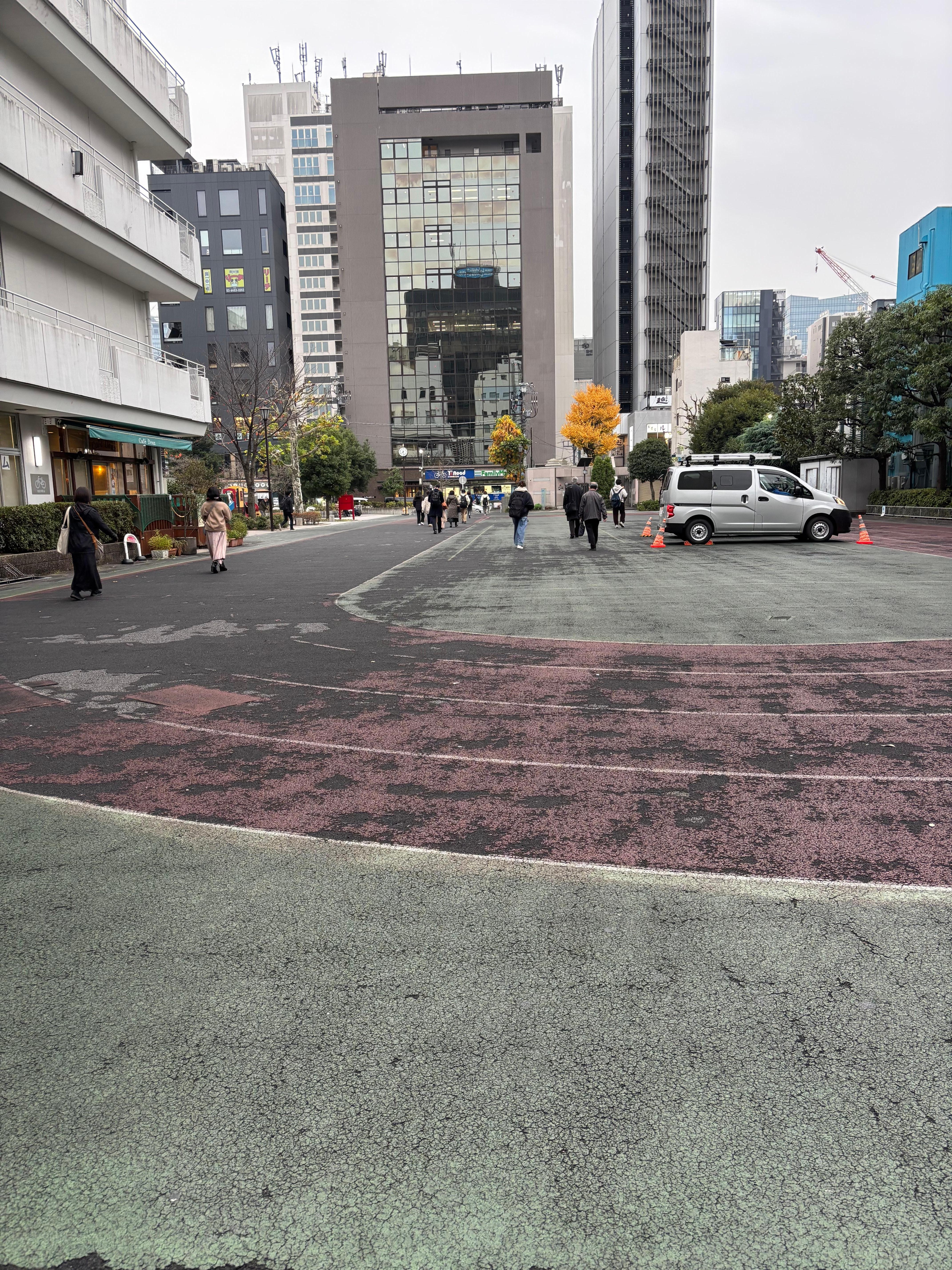 駅とホテルの間に広々とした公園があるのが目印