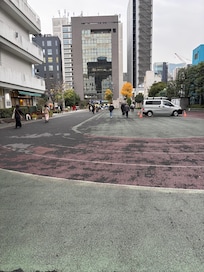 駅とホテルの間に広々とした公園があるのが目印