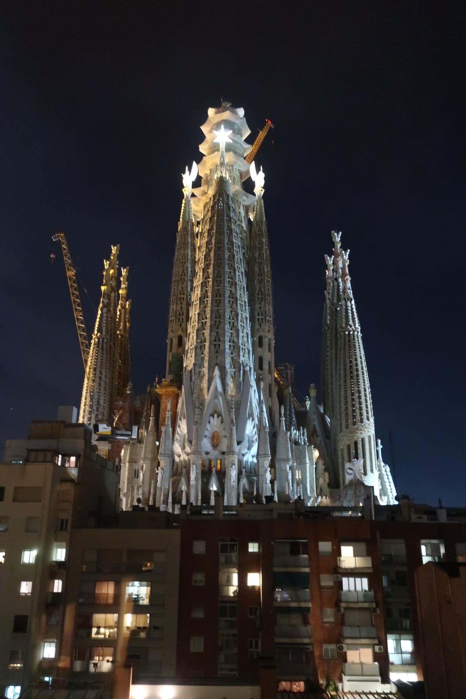 部屋の窓からのサグラダファミリア