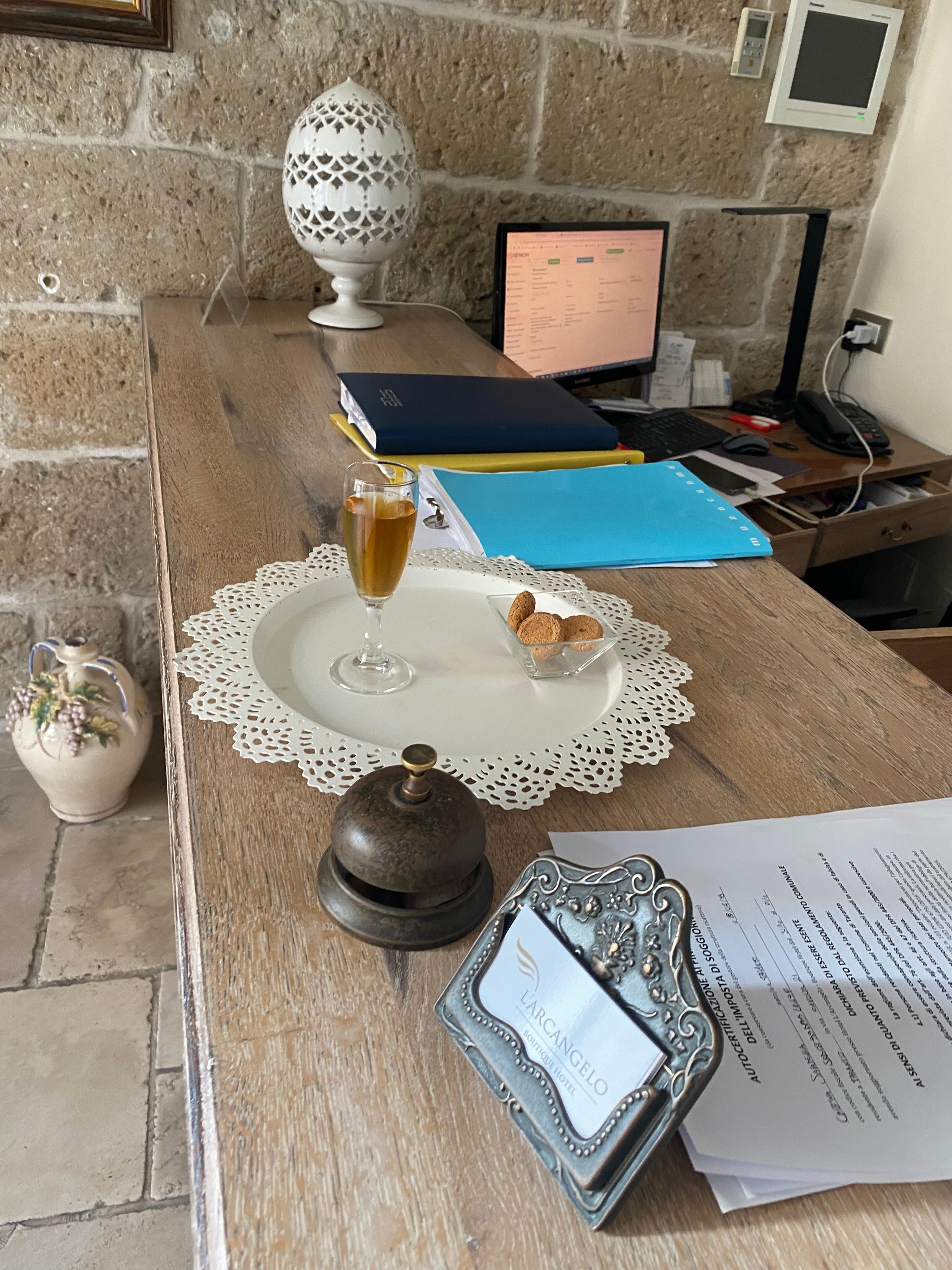 Galletitas y bebida de bienvenida en la recepción 