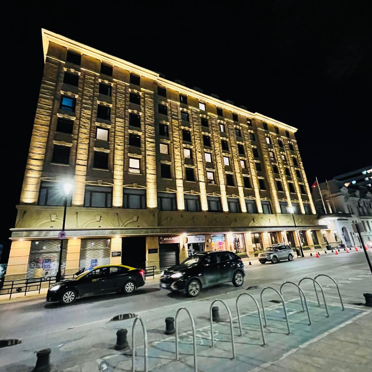 Fachada iluminada à noite