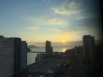 18층 객실뷰 떠오르는 아침해를 숙소에서 찍었어요