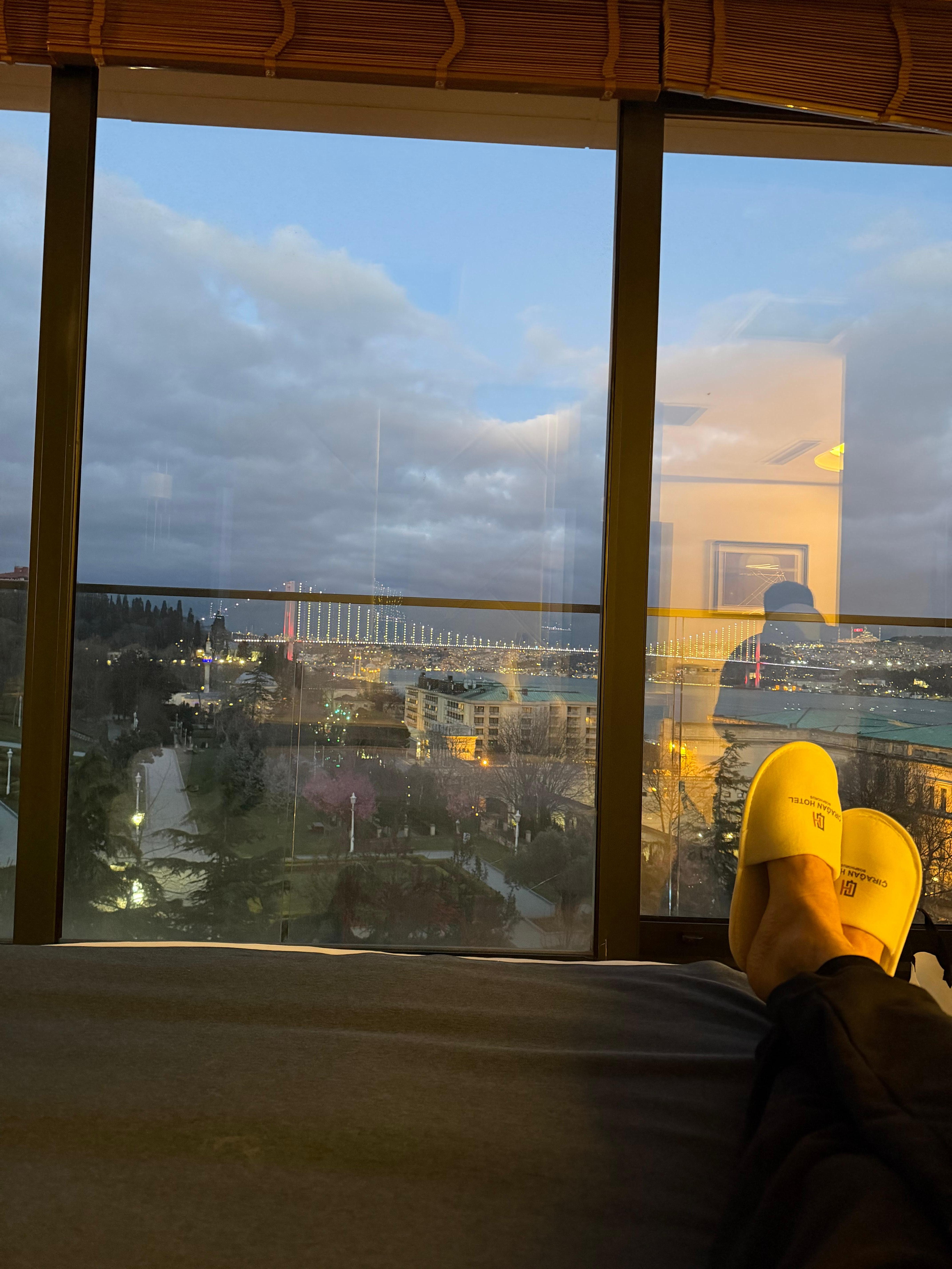 Yatağın karşısı direk boğaz köprüsüne bakıyor 