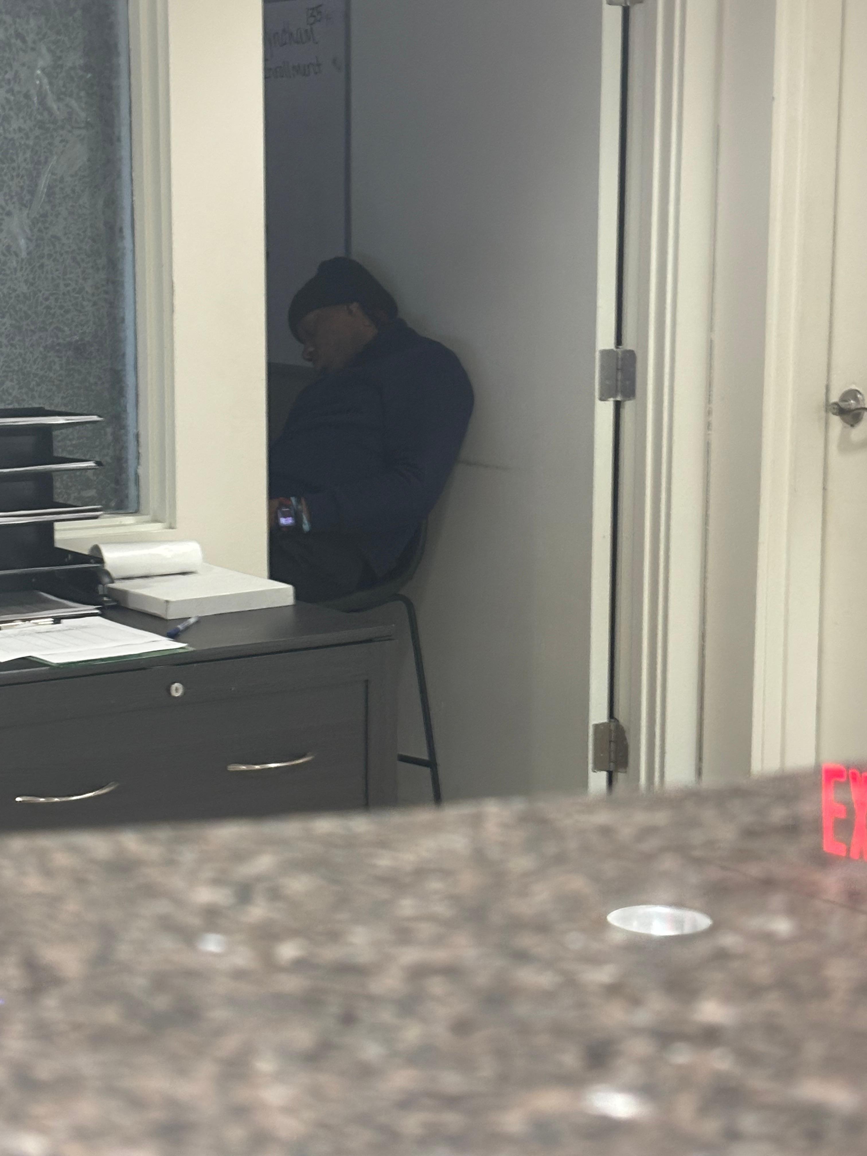 Front desk attendant was asleep when we came to check out. Tried to wake him up but couldn’t.