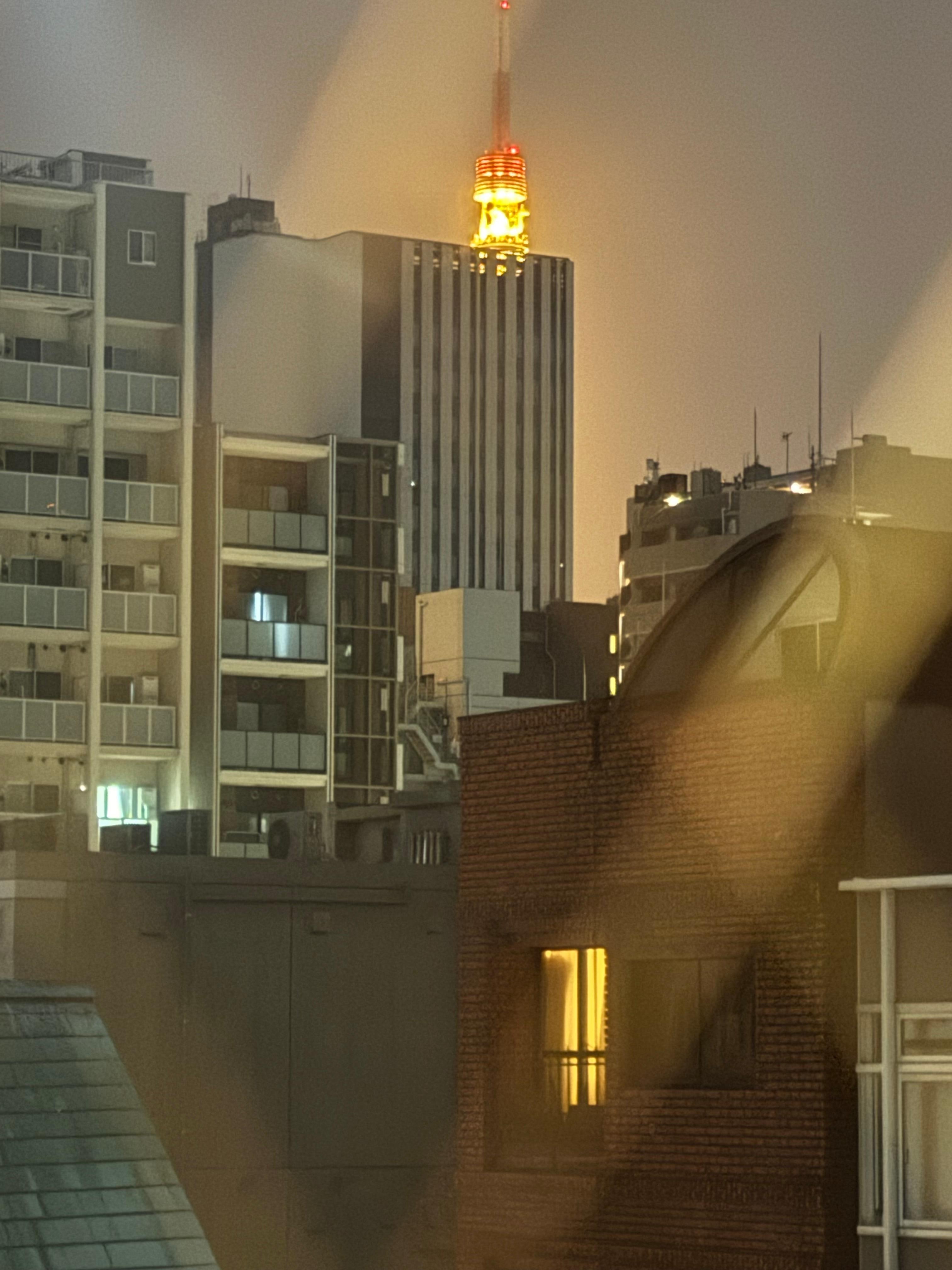 窓から、東京タワ  ー🗼がほんの少し見え徒歩20分弱で近くまで行けました。