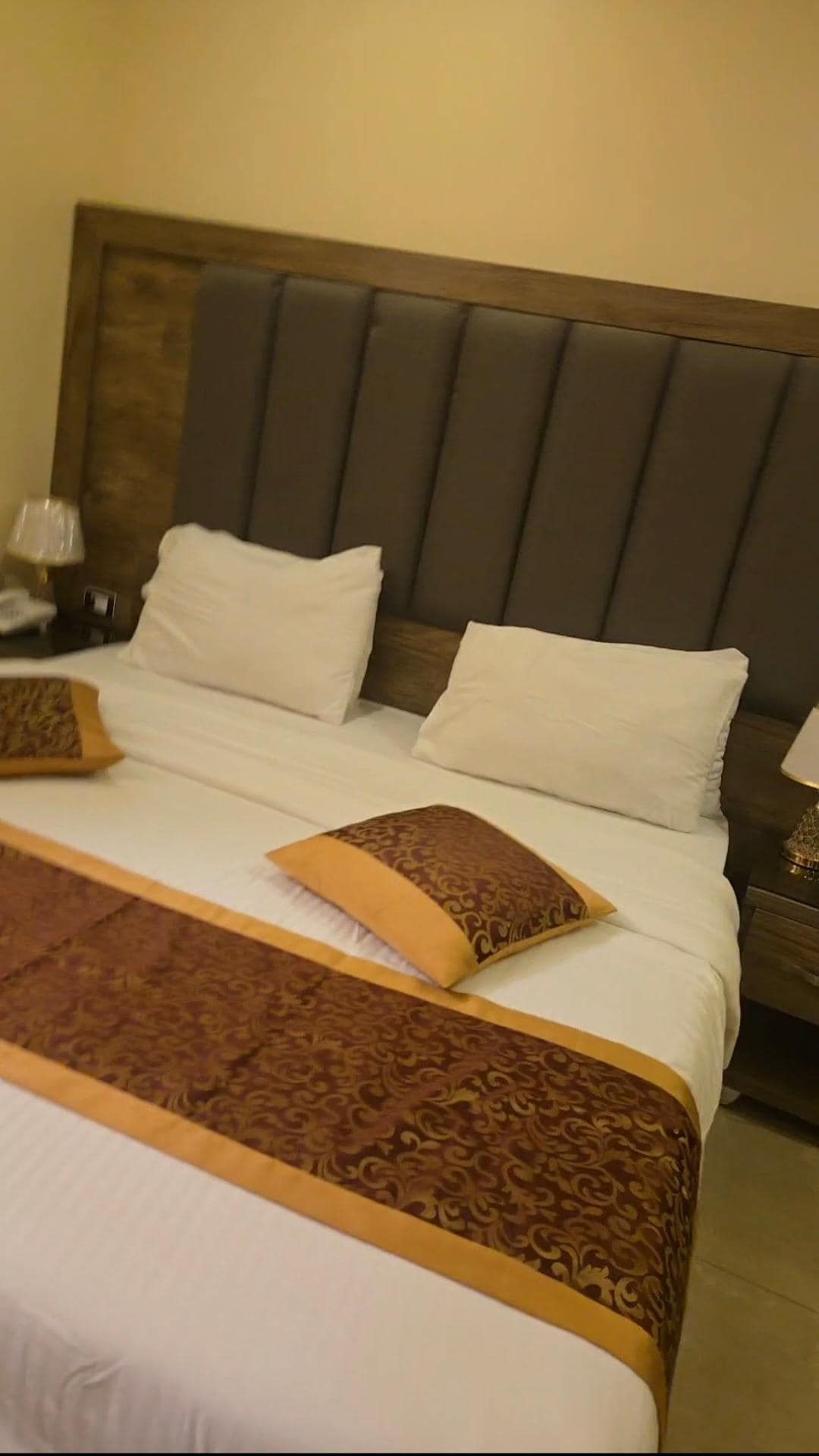 Big room with a nice view of mountains and with a comfortable bed