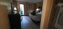 1 bed, queen, non smoking room.