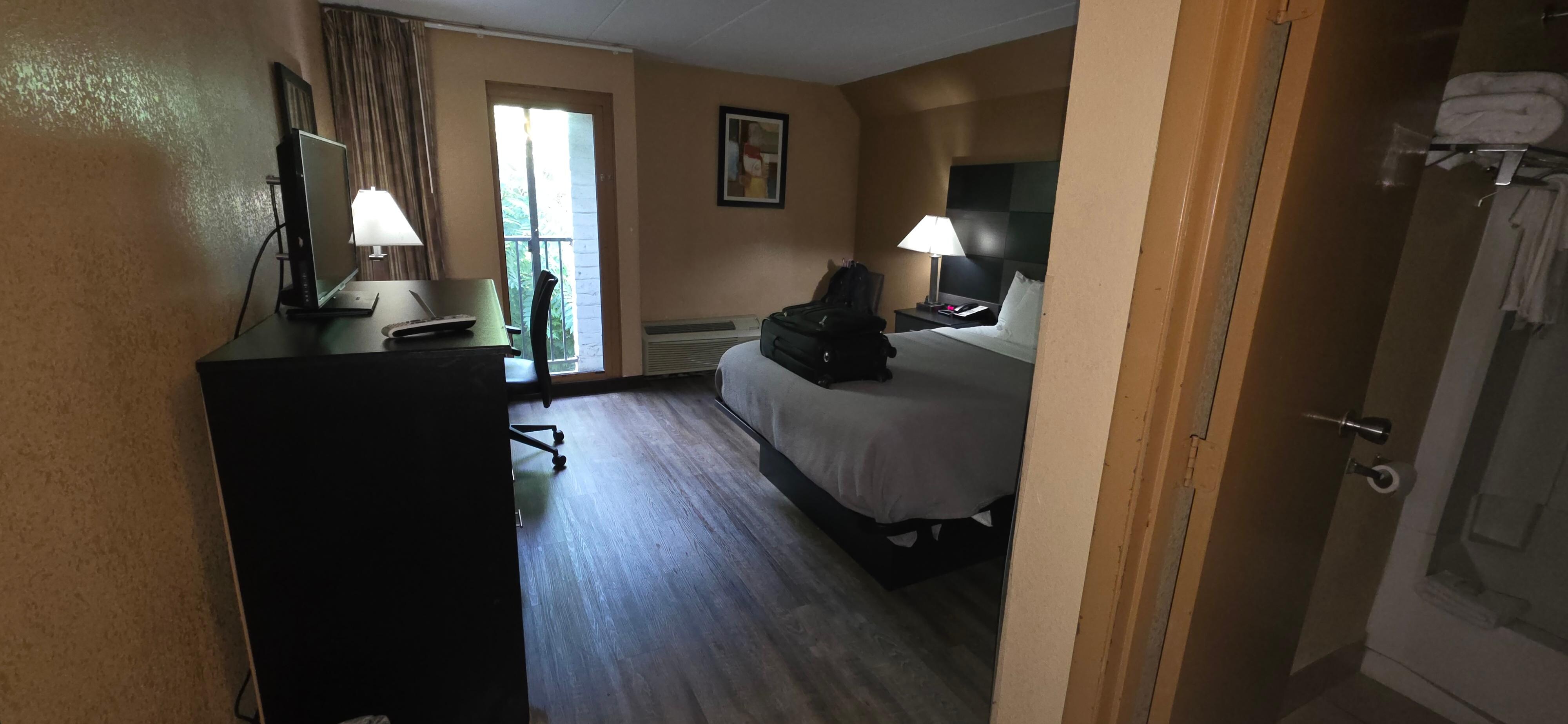 1 bed, queen, non smoking room.