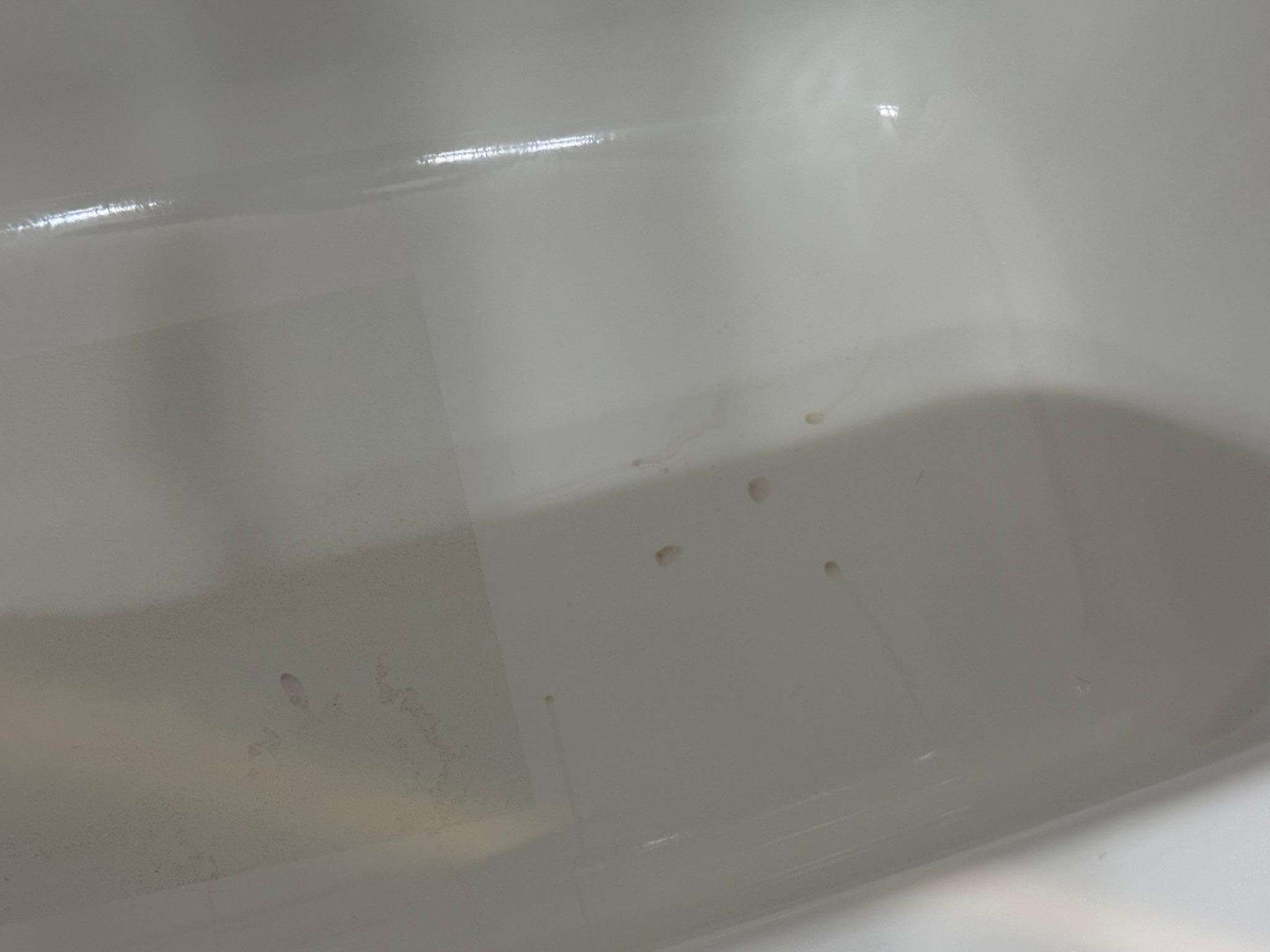 The red droplets dripped down to the tub.