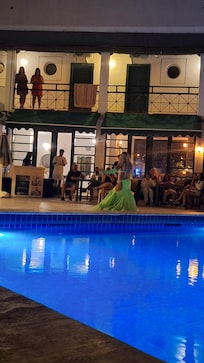 Otelin eski kısmındaki havuzu ve gece eglencesi