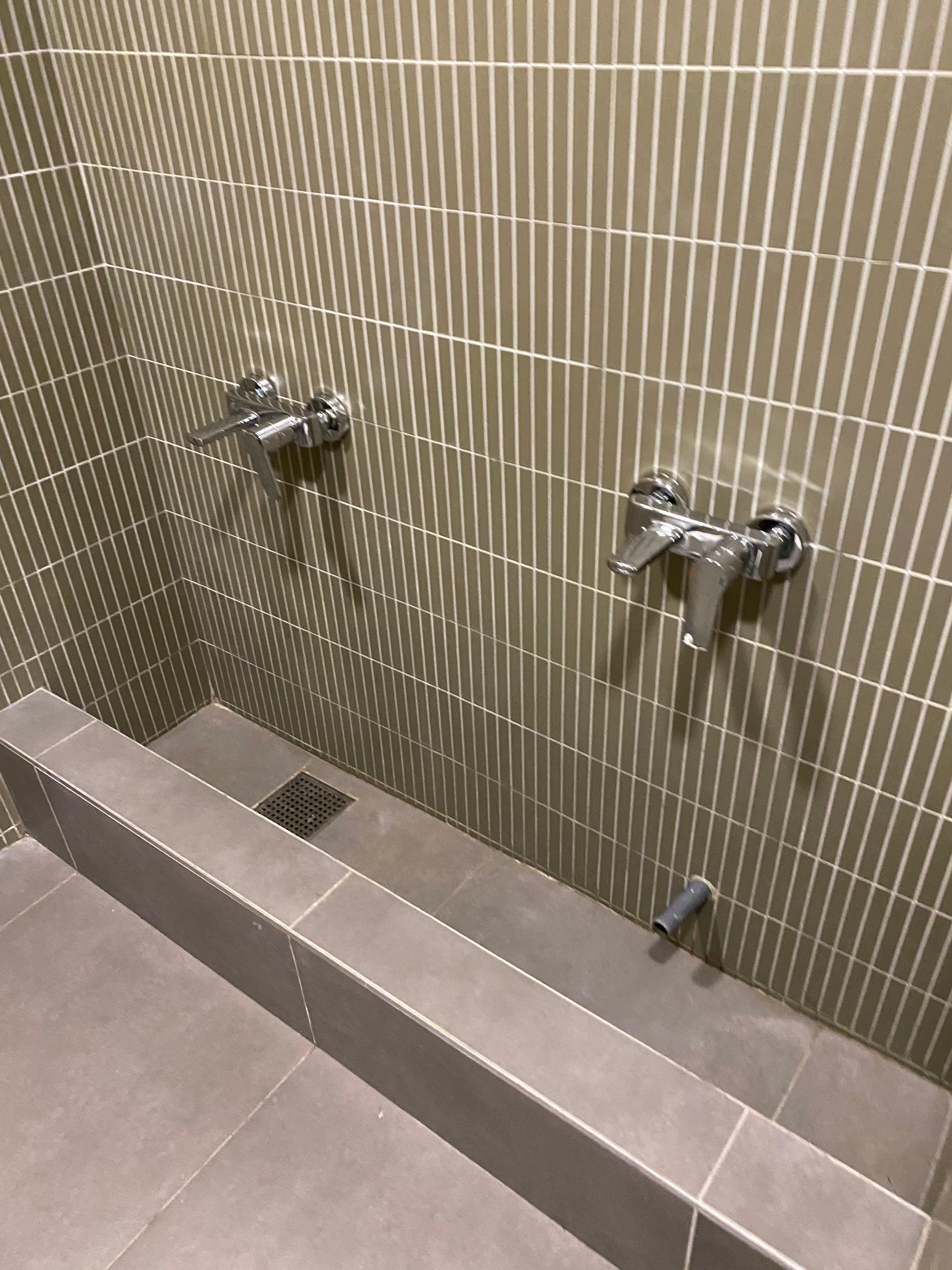 Abdesthane temiz ve kullanışlı.Yanında wc olması ayrı bir detay