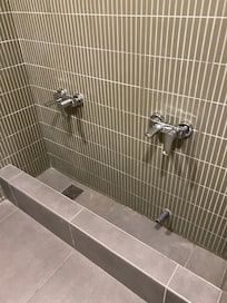 Abdesthane temiz ve kullanışlı.Yanında wc olması ayrı bir detay