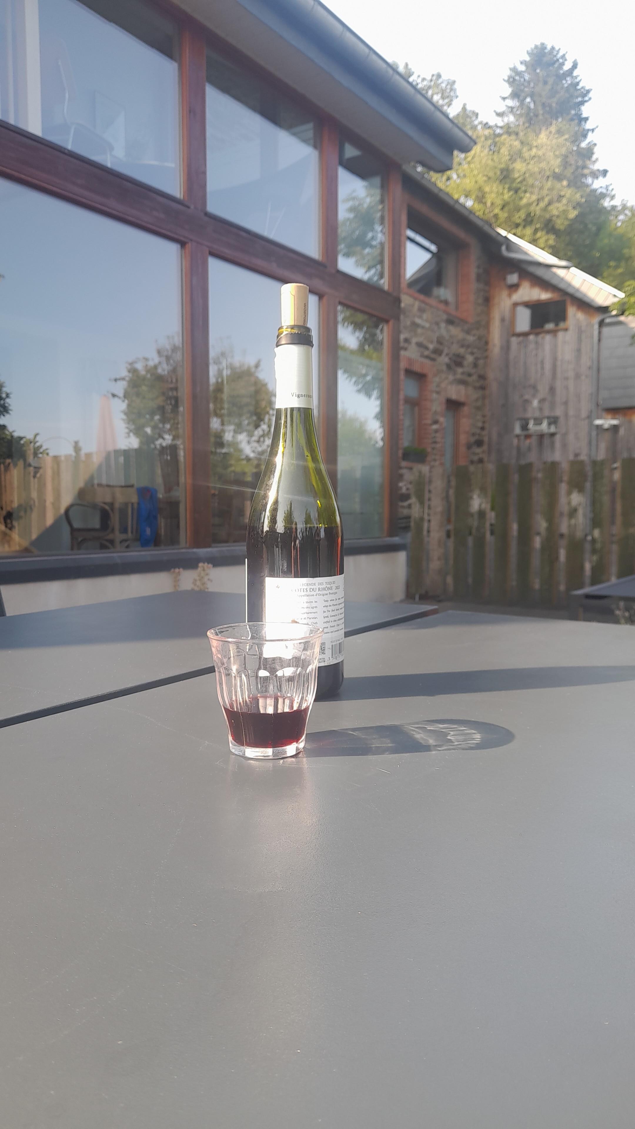 De eigenaresse schonk ons een fles wijn uit de wijnkelder!