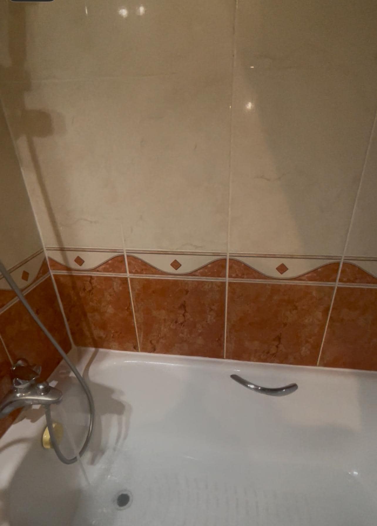 Salle de bain (avec baignoire) beaucoup plus grande que dans les autres chambres d’hôtel a ce prix..