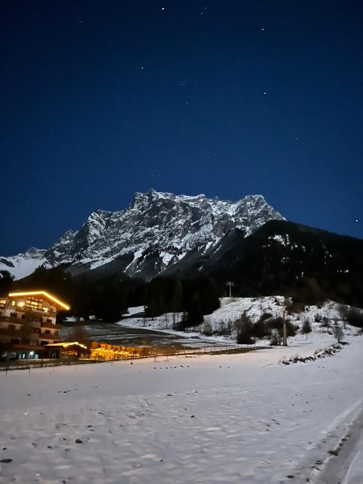 Ausblick aus der hinteren Terassentür am Abend 