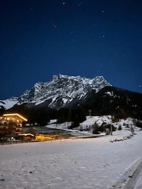 Ausblick aus der hinteren Terassentür am Abend