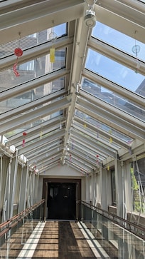 駐車場から受付ロビーなどに繋がる通路。長い!でも周りの景色も良く清潔で風情もあり、工夫されている。