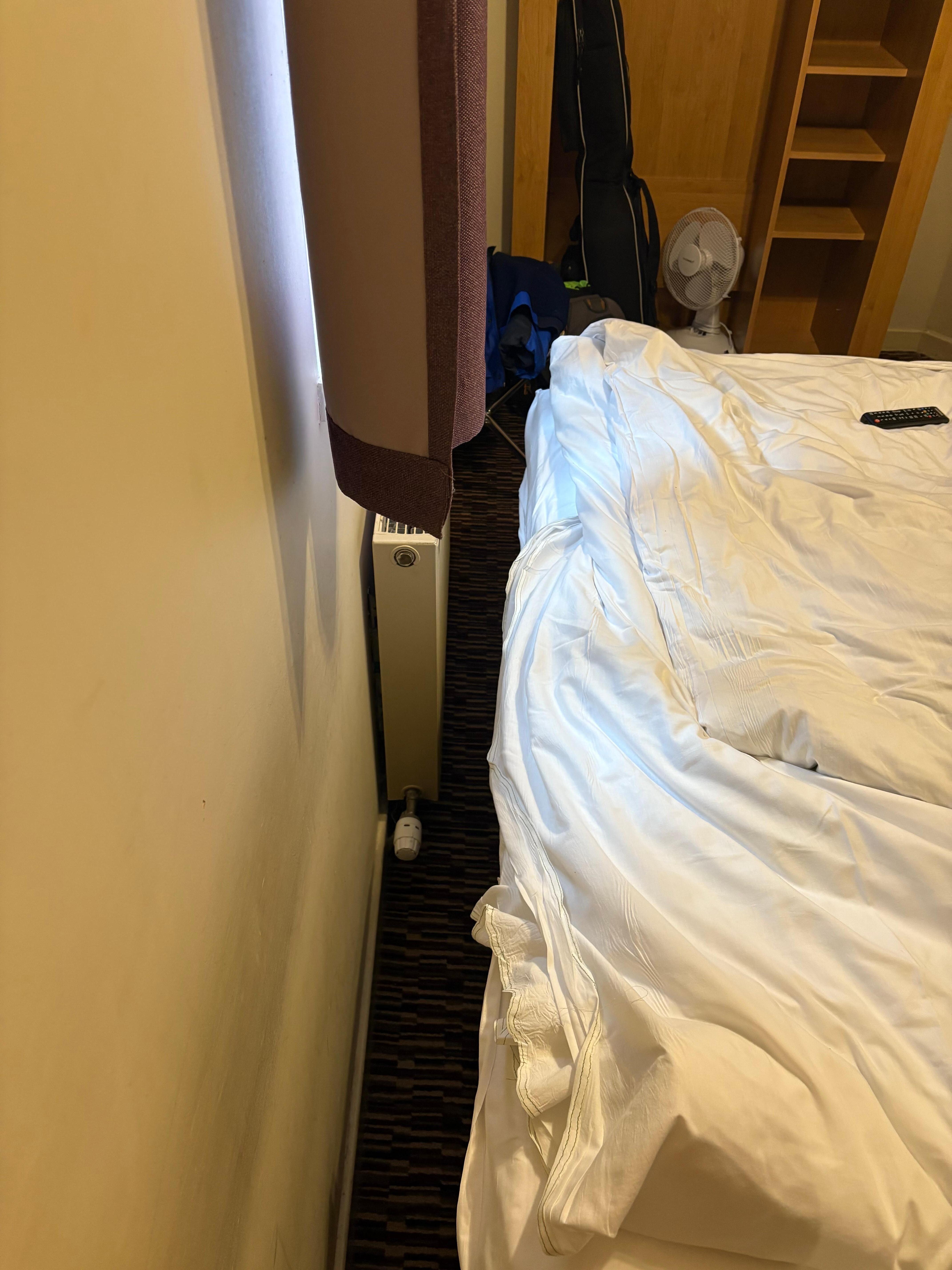 Foot of bed clearance to the wall of 150mm
