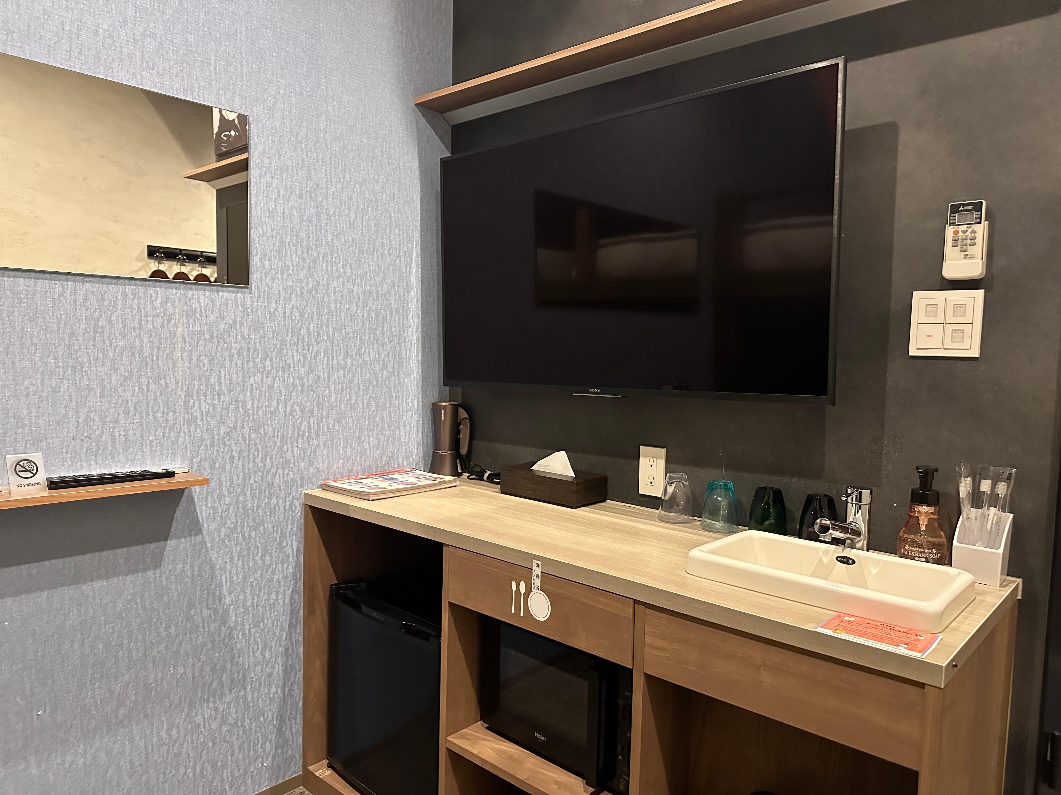 浴廁裡沒有水槽，外面有小小的水槽