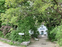 Front of hotell with garden