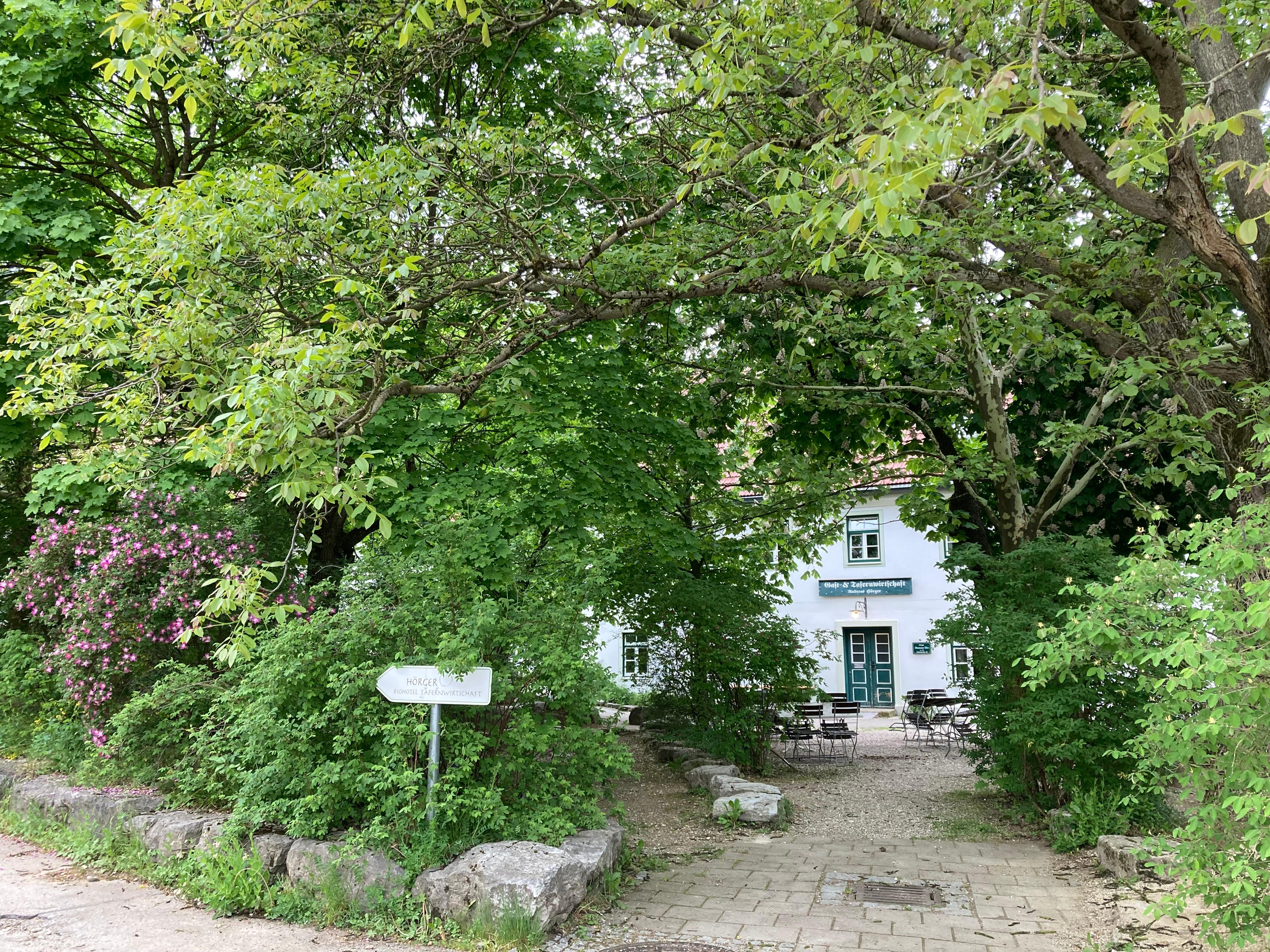 Front of hotell with garden