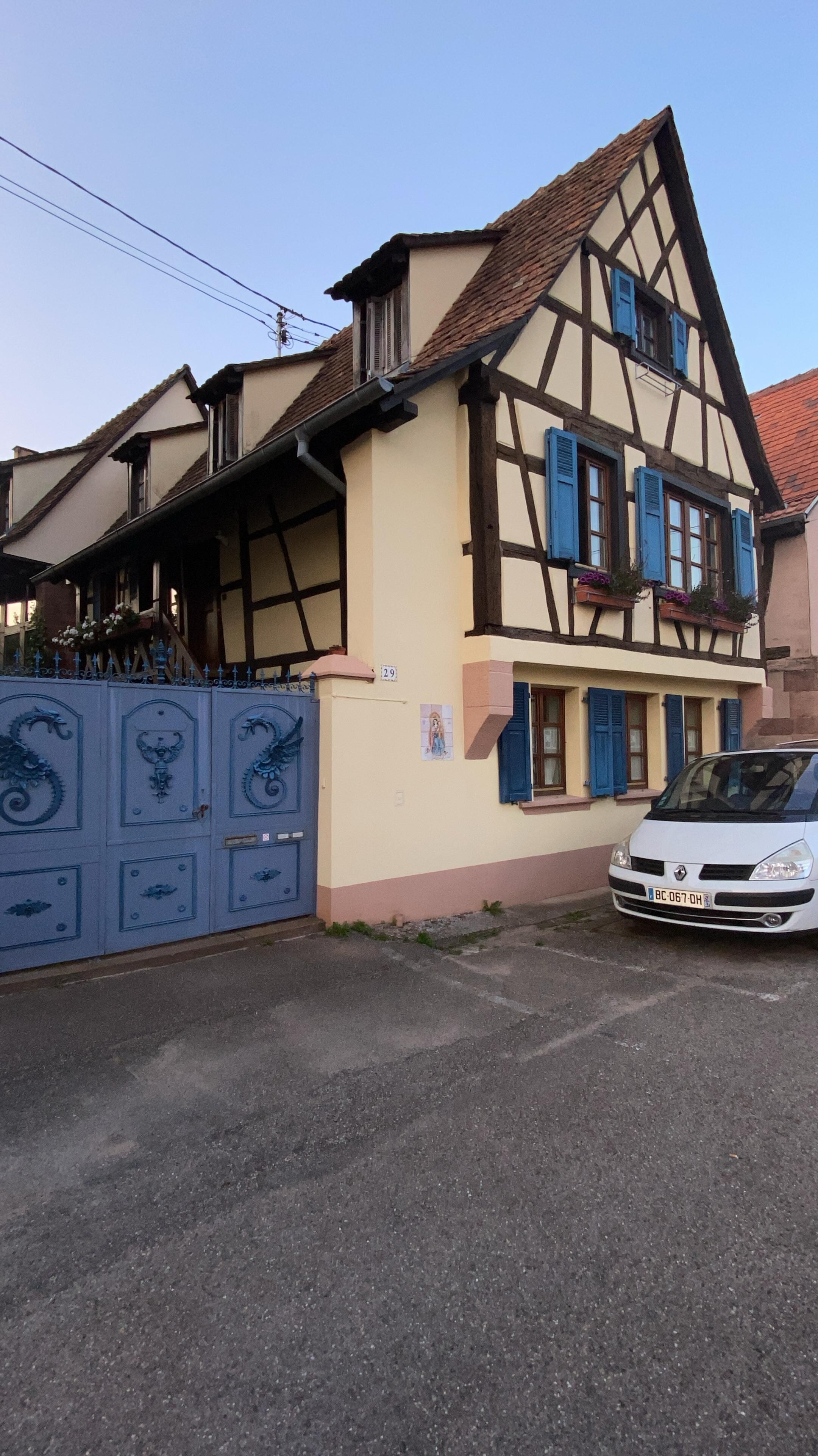 Parkplätze gibt es immer vor dem Haus