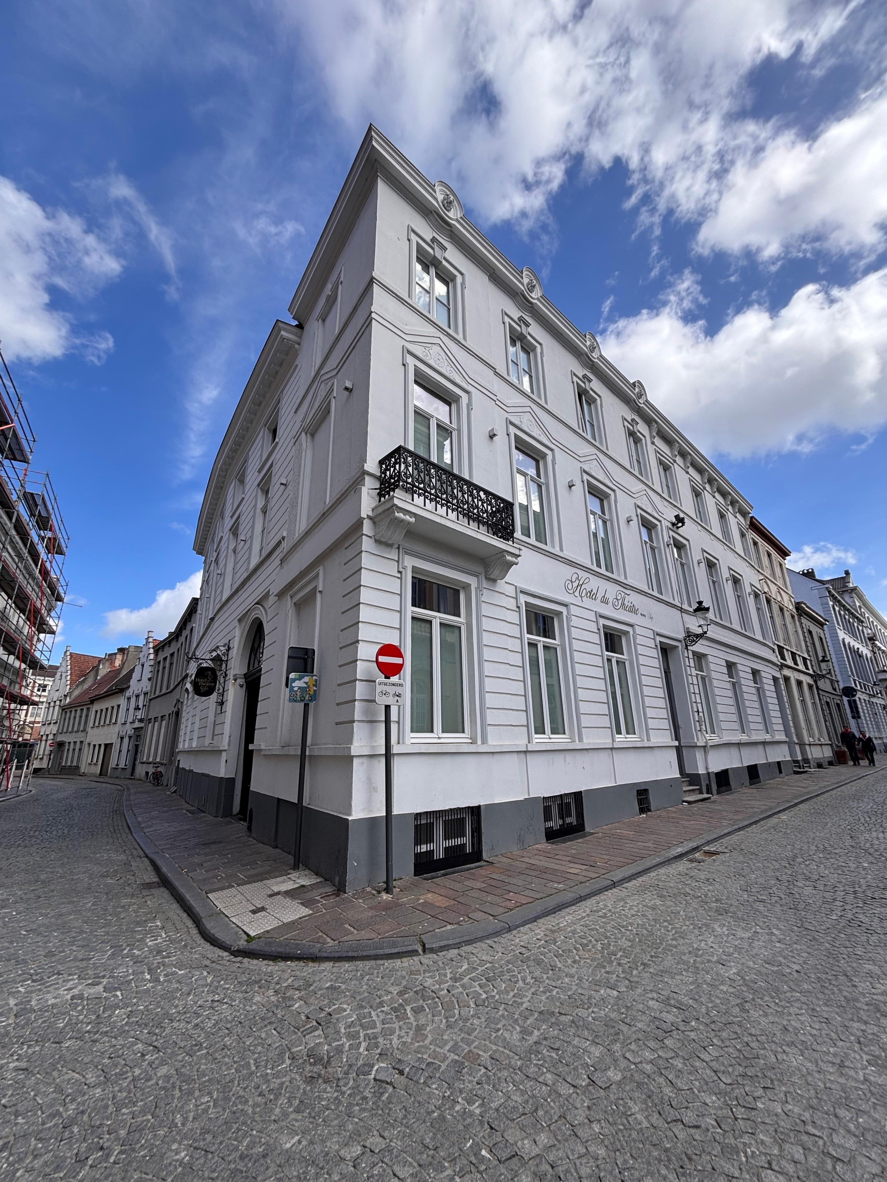 Beautiful building. Super accessible with restaurants right across the street or short walk to town.