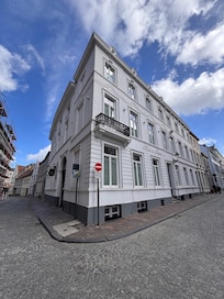 Beautiful building. Super accessible with restaurants right across the street or short walk to town.