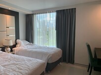 ツインの部屋でしたが、なぜか3名分のアメニティやタオルがありました。ベッドもダブルの横にシングル