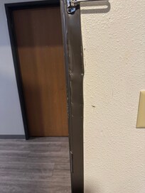 El marco de la puerta estaba dañado, cerrábamos la puerta y se veía de un lado a otro