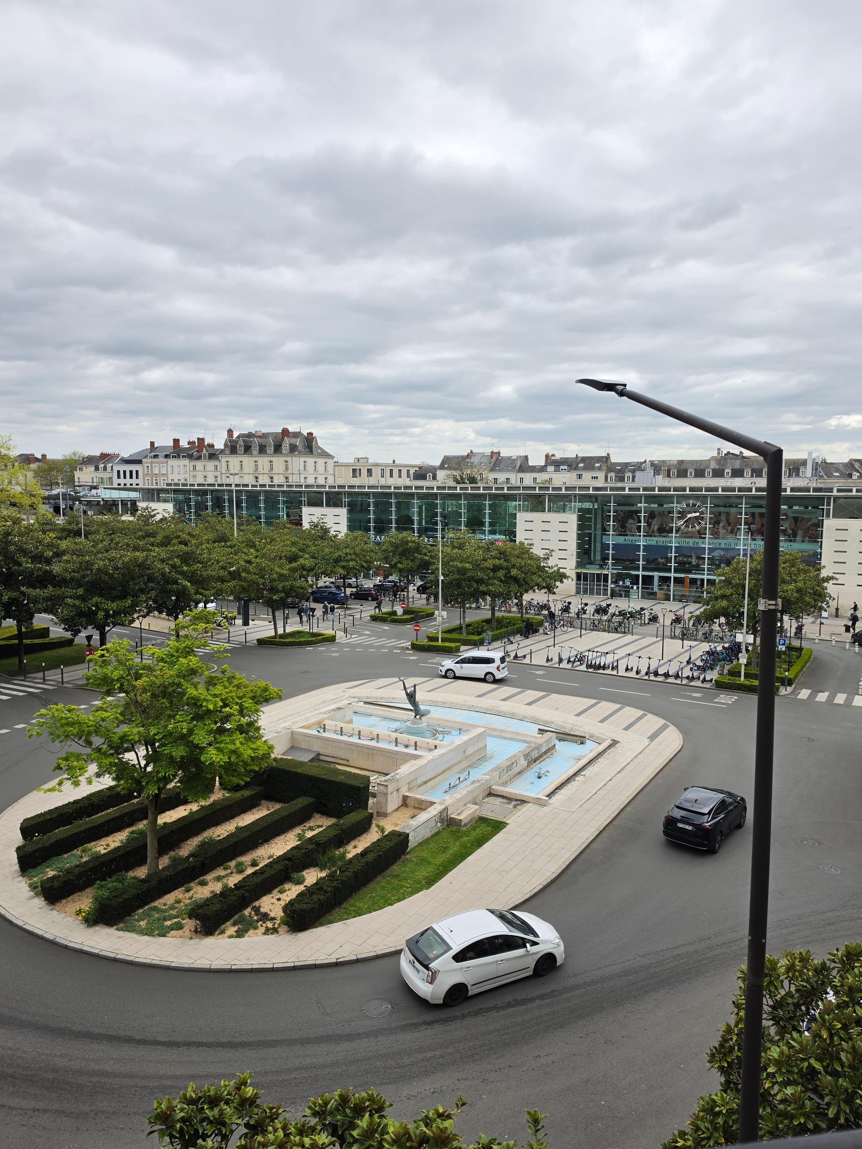 Belle vue sur la gare d angers saint-laud et la station de trams.