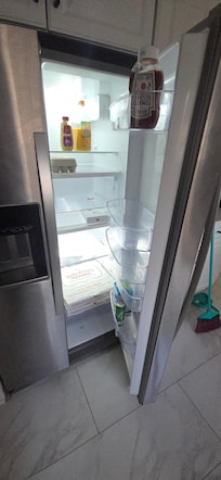 Food and beverages left in the refrigerator. The owner didn't remove.