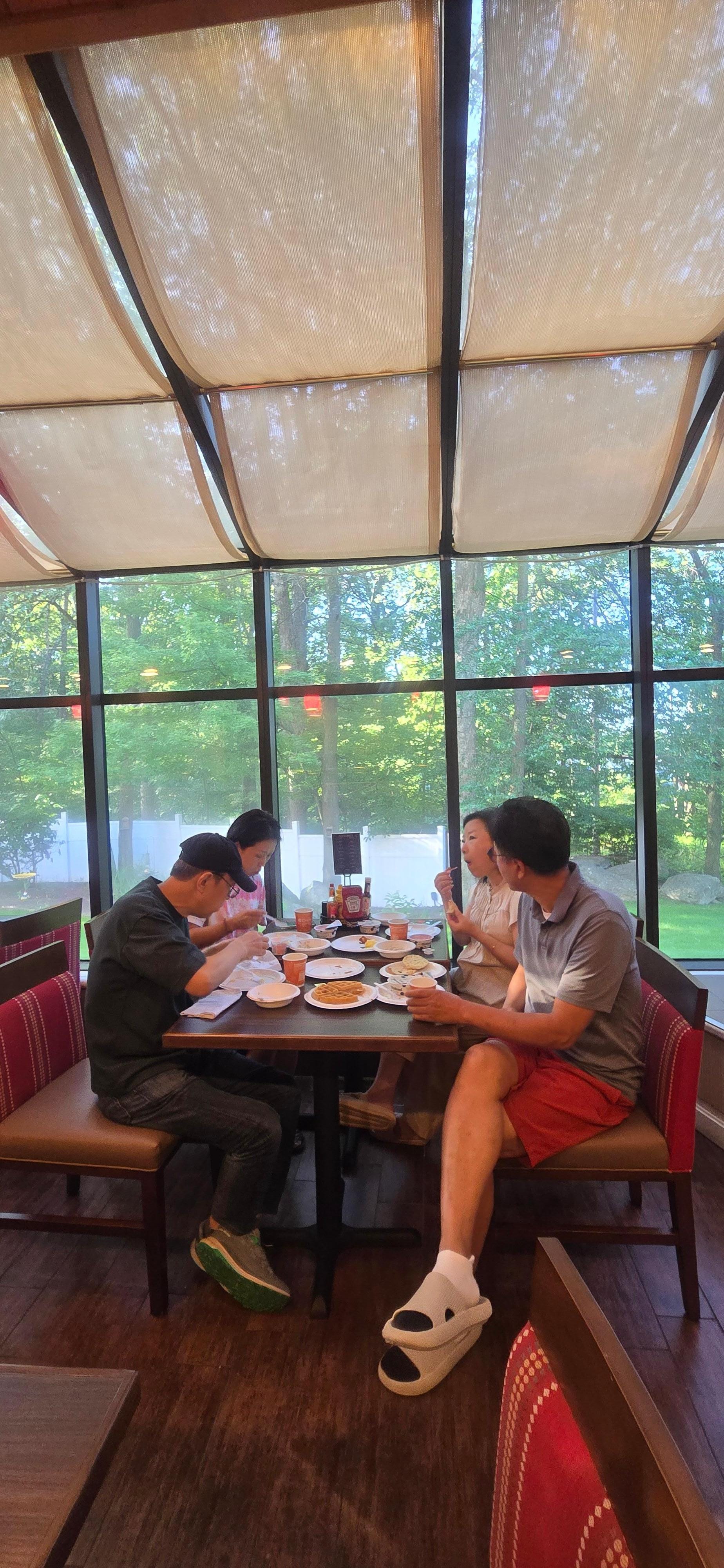 최고의 유럽식 아침식사는 모두를 만족하게했어요