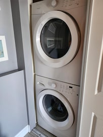 Washer/dryer in room