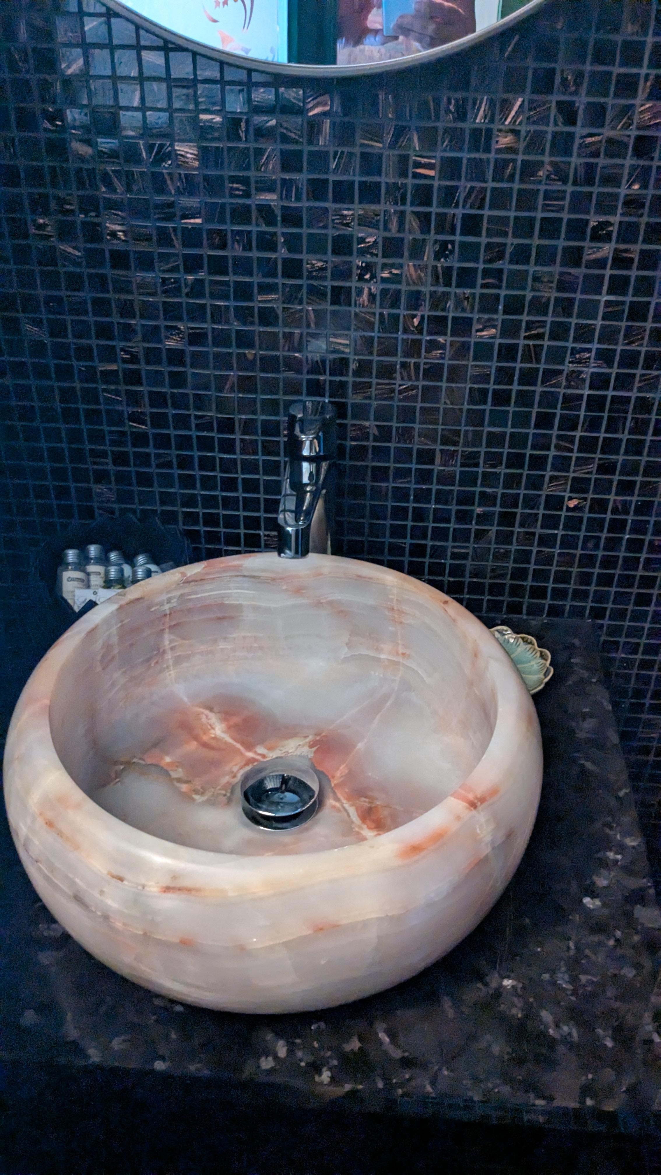 Vackert handfat i badrummet 