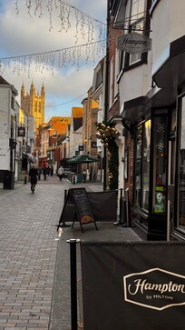 5 mins from Canterbury Cathedral,