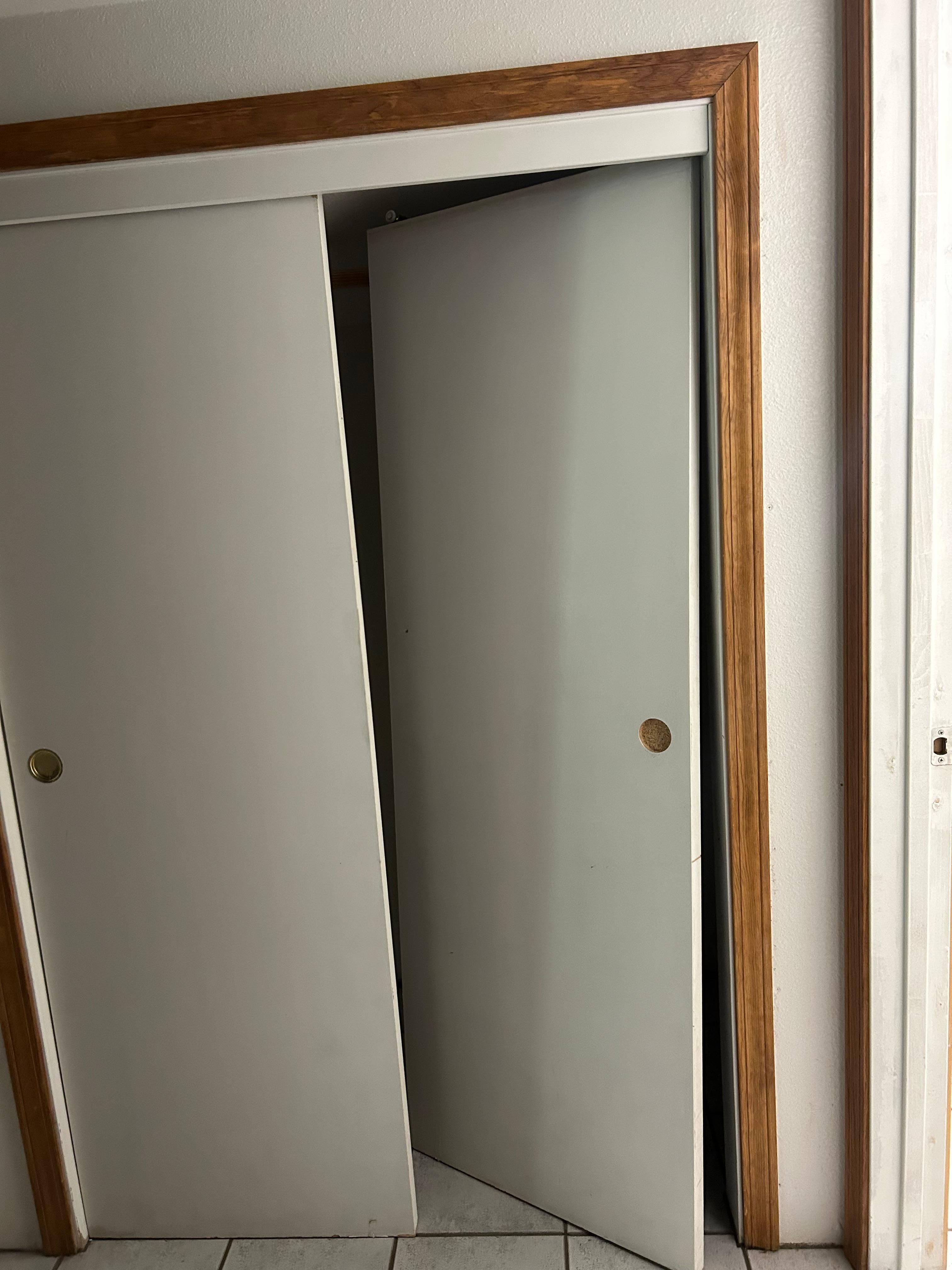 Broken closet door (fixed upon arrival)